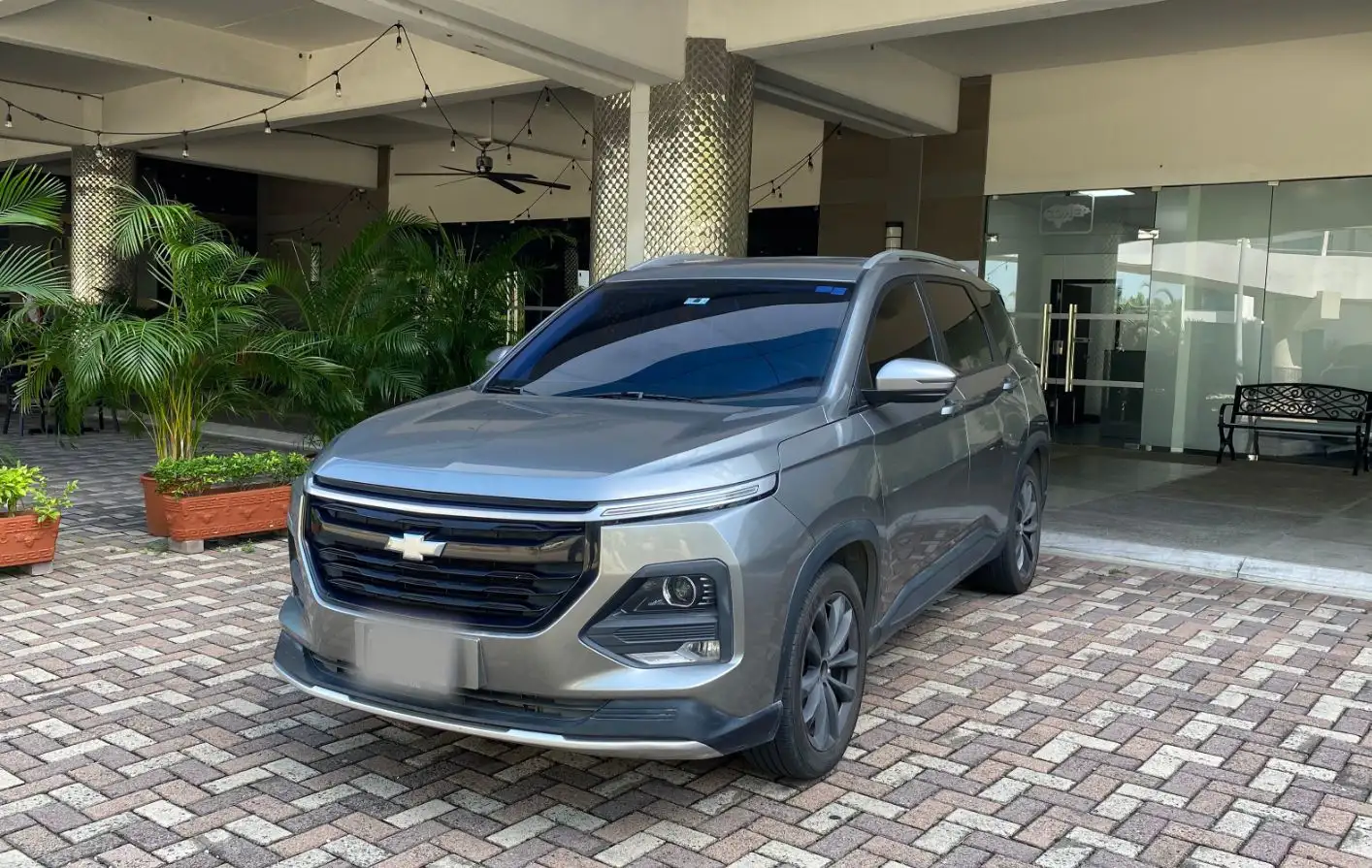 SUV Compact – Chevrolet Captiva, seats up to 3 passengers with luggage space