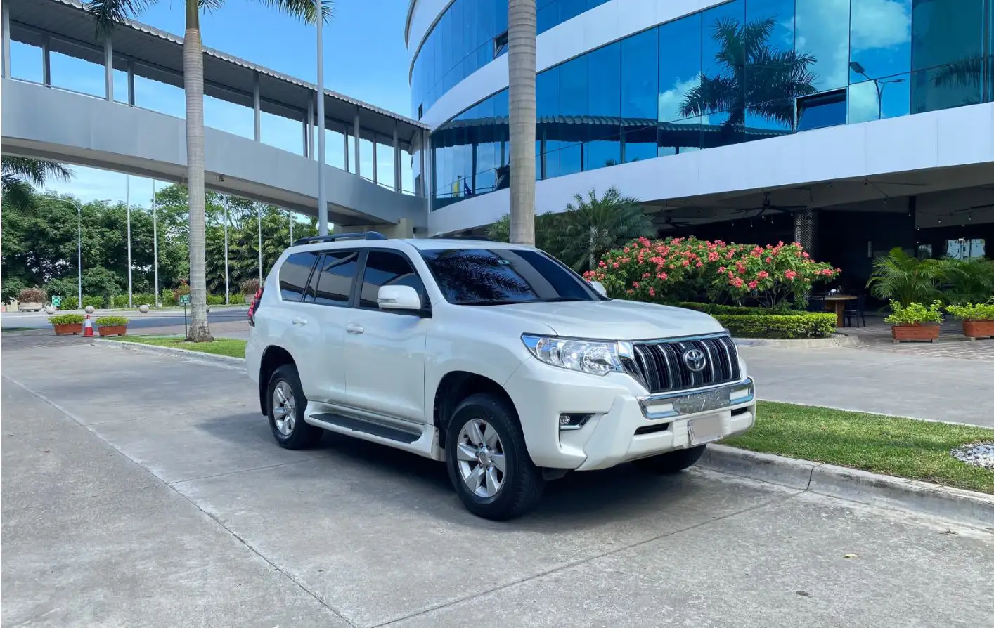 SUV Premium – Toyota Prado, seats up to 5 passengers with generous luggage capacity